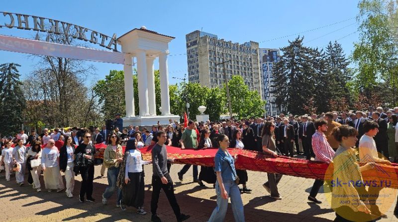В Нальчике потомки ветеранов прошли маршем с 500-метровым полотном, на котором вышиты 25 тысяч имён героев