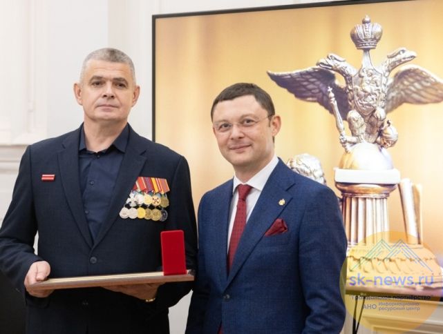 Десантнику-фотографу за работы на Ставрополье, Белгородчине и в КЧР вручили Золотую медаль «Достойному»