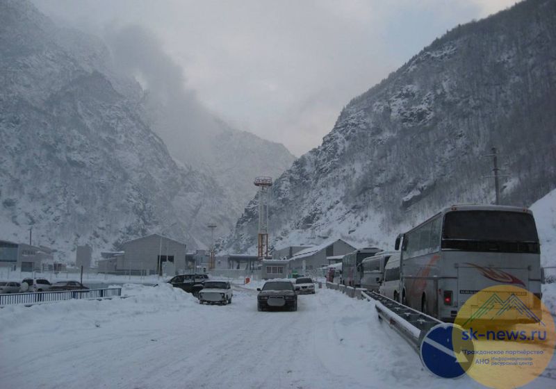 Транскам снова открыли для легковых машин, а вот путь в Грузию по-прежнему перекрыт снегом