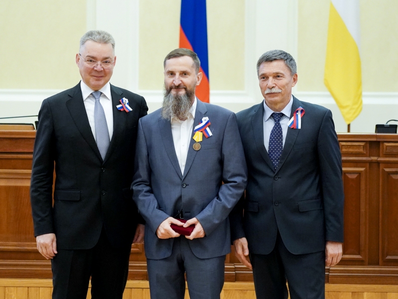 Медали Ставропольского края «За поддержку СВО» вручили двум медикам