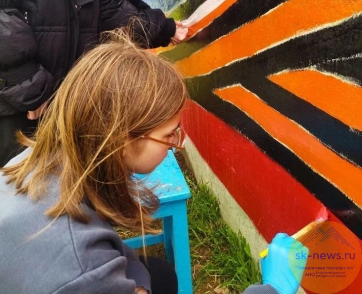 Тематические граффити в честь Дня Победы украсили стены на въезде в город Ипатово