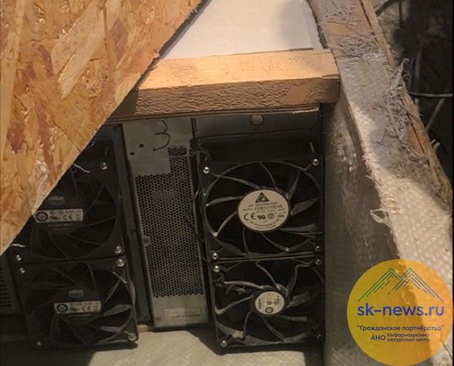Житель Нальчика замаскировал майнинговую ферму под обычную гаражную розетку