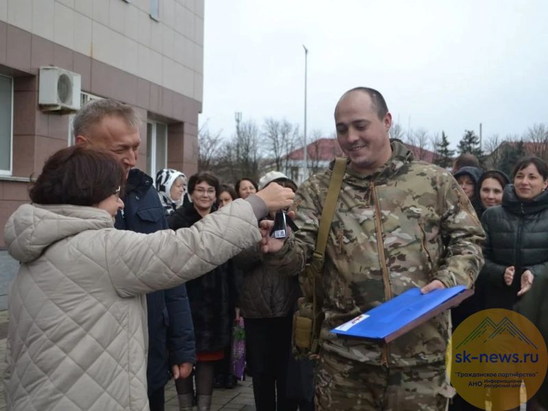 Адаптированную для получивших серьезные ранения воинов машину получил в Георгиевске боец СВО